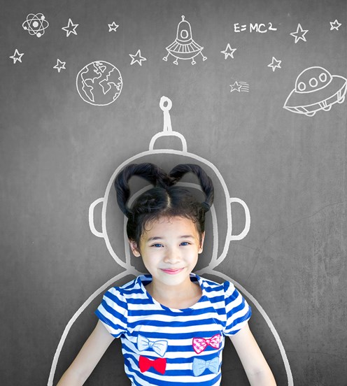 一个女孩在宇宙飞船和星星的插图中摆姿势。